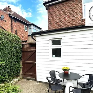 3 Bedroom House With Parking & Garden By Cherry Short Lets & Serviced Cambridge (Cambridgeshire)